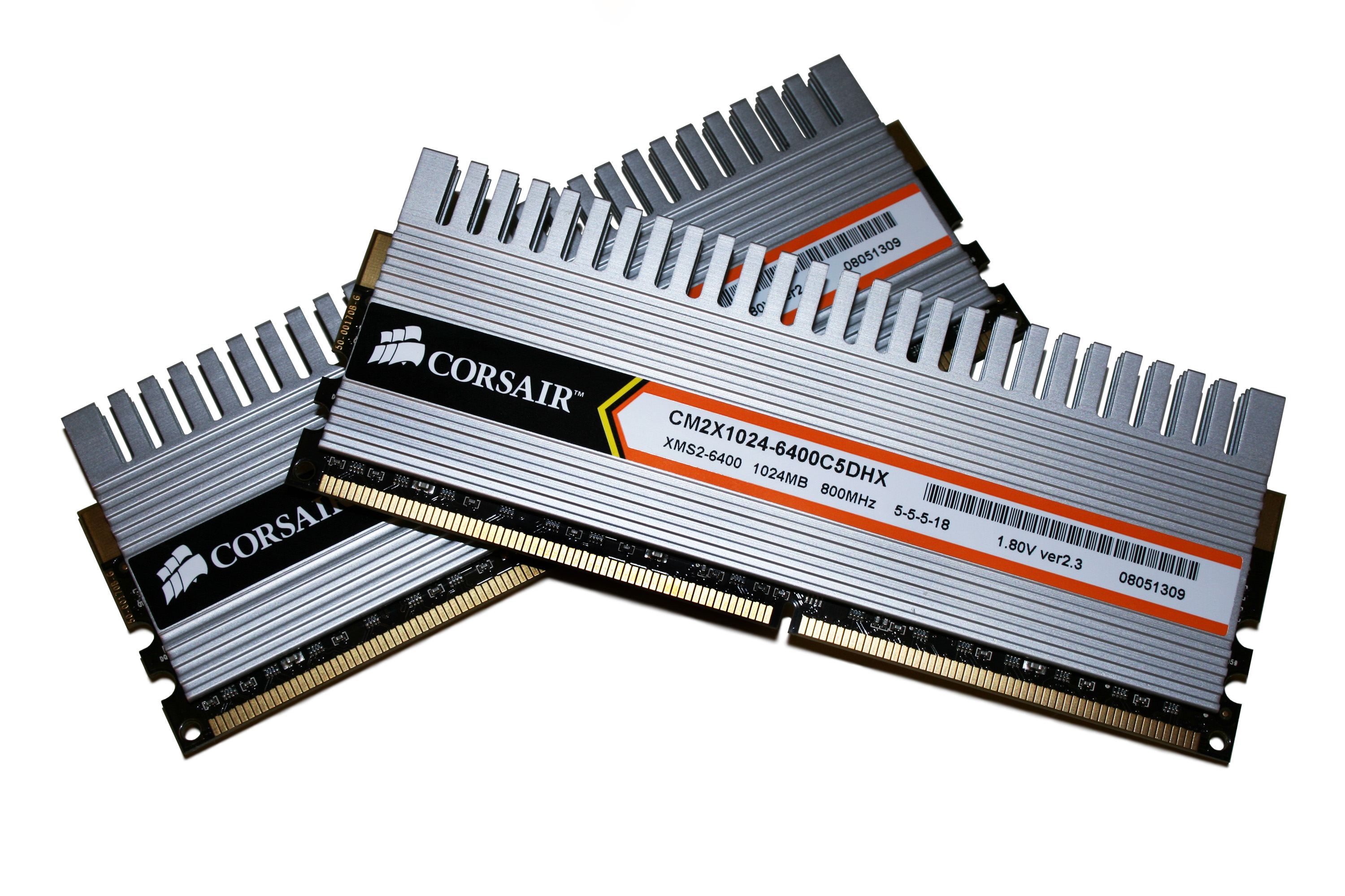 A high-performance desktop DDR memory module with exposed chips and heat spreader